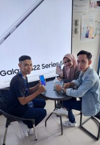 Siswa-PKL-Samsung-In-store-Rahmad-Effendy-dari-SMKN-Negeri-1-Beringin-Sumatera-Utara-sedang-melayani-konsumen-yang-akan-membeli-Samsung-Galaxy-A23-e1651021746877.jpg